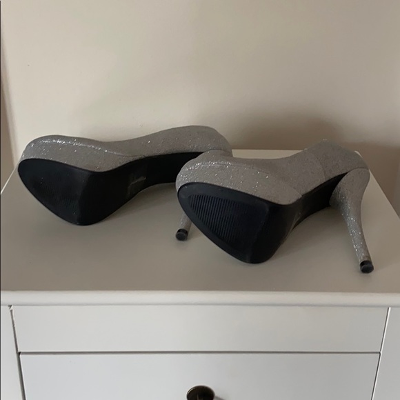 Shoes - Picture 4 of 4